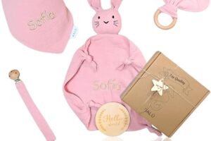 BALÚ Canastilla Bebe Recién Nacido (5 Piezas): Manta Personalizada Bebe con Nombre Bordado (Doudou Bebé)+Babero Bandana+Mordedor+Chupetero+ Tarjeta Bienvenida Madera. Pack Bebe Recien Nacido