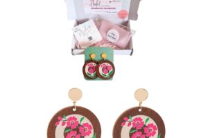 Pendientes CIRCULO SUMMER de madera con diseño floral pintado – Estilo natural, ideales para un look elegante y casual – Livianos, cómodos y únicos, hechos con amor por ann.mar.