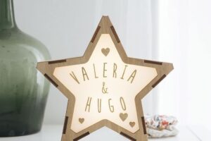 VINTIUN – Lampara Quitamiedos Personalizada con Nombre – Estrella Luminosa Madera Personalizable para Bebé y Adulto (2 nombres/Corazones)