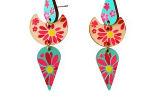 Pendientes TRIO SUMMER de madera con diseño floral pintado – Estilo alegre y natural, ideales para un look elegante y casual – Livianos, cómodos y únicos, hechos con amor por ann.mar.
