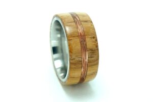 Anillo de madera de hickory e hilo de cobre sobre acero inoxidable – hecho a mano