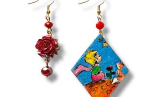 Pendientes pintados a mano – PEQUEÑO PRÍNCIPE – Pendientes asimétricos de mujer, Joyas de madera pintada, Gancho de plata, Hecho en Italia, Elaboración artesanal, Idea de regalo original