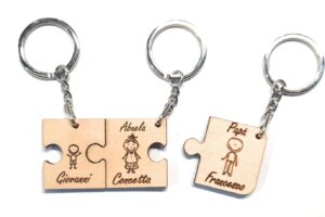 Llavero personalizado de los miembros de la familia PUZZLE – encajan como piezas de un rompecabezas – elige el número de piezas y el personaje de cada pieza – ideas de regalo de madera personalizadas