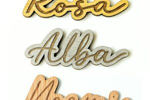 A&A Vita 10-150 Marcasitios de Madera Personalizados – Precio Ajustado por Cantidad – Con Imán – Nombres Grabados a Láser para Bodas, Comuniones, Bautizos y Eventos – Recuerdos para Invitados