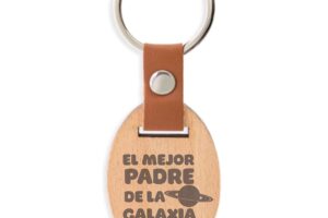 Handmade’s Victim Llavero día del Padre personalizado de madera con ilustración y nombres