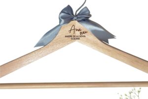 Percha grabada personalizada | perchas de madera para bodas, bautizos, comuniones, eventos | regalo de bodas para novios, madrinas, padrinos… | perchas personalizadas para boda | Lulamuk