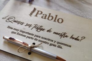 EVYRE | Placa De Madera Personalizada Nombre Con Bolígrafo | Regalo Testigos De Boda | Cartel Madera de Alta Calidad | Regalos Personalizados Para Testigos Boda, Padrinos Bautizo Propuesta | Gran Día