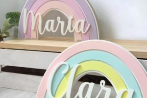 Tres Aristas | Arcoíris Personalizado con Nombre + Pack de Estrellas | Decoración Infantil para Estanterías y Puertas | Regalo Ideal para Bebés, Cumpleaños y Bautizos
