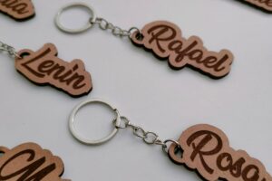 BurningWood Llavero Personalizado Natural con Nombre Grabado | Anilla de Acero Inoxidable | Madera DM de 3mm | Ideal para Bodas, Bautizos, Comuniones, Cumpleaños, Blanco, Madera