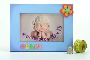 Portafotos de madera personalizado con nombre más adorno, regalo infantil artesanal para decoración.