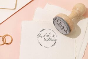 Stamp by Me | Sello Personalizado para Boda | 12 Diseños Exclusivos | Sello de Madera | Sello de Boda | Ideal para Sobres e Invitaciones de Boda | Con Tampón de Tinta | Nombres y Fecha | Corona Flores