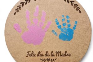 Cuadro Personalizado para el Día del Padre y Madre | Marco de Huella de Bebé en Madera Sostenible De que color quieres el nombre Regalo Original para Padres Primerizos (Mamá)