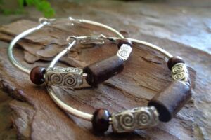 ★ CREOLES DE MADERA ETHNO BOHO DE 4.5 CM MARRÓN ★ Pendientes en marrón oscuro y plata
