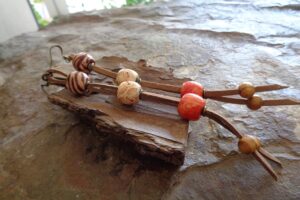 ◦•●◉✿ PENDIENTES LARGOS DE MADERA DE BURL ESPACIADOR DE CUERO VEGANO ✿◉●•◦ hechos de cinta beige, cuentas de madera y bronce