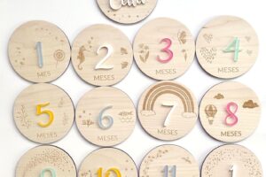 Qukimax® – Cumplemes personalizado de madera natural. En castellano, català, valencià, galego… Placas cumple mes, regalo bebé, recién nacido.