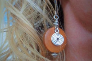 ✿ PENDIENTES ESPIRALES NARANJAS PENDIENTES DE MADERA NATURAL CON ESPIRALES ✿ PENDIENTES ÚNICOS en ganchos largos auto-doblados