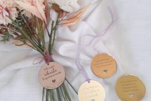 Qukimax® – Medalla para ramo de flores, con dedicatoria personalizada, en madera o espejo, varios modelos a elegir